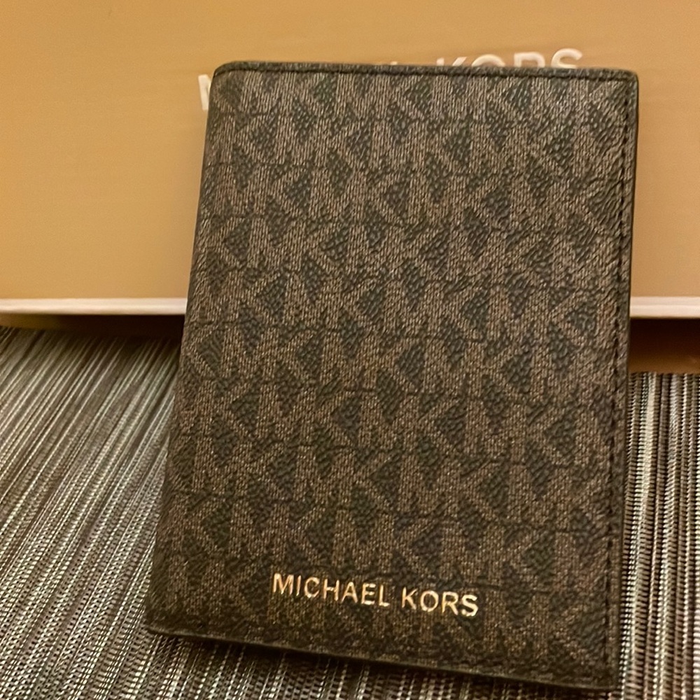 Michael Kors passport Wallet MK signature PVC & Leather